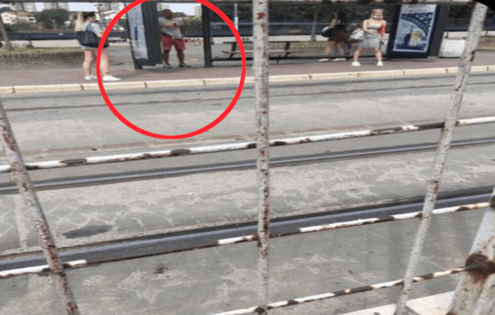 MANIJAK VADIO POLNI ORGAN USRED DANA NA AUTOKOMANDI: Uznemiravao devojke na autobuskoj stanici! (FOTO) 